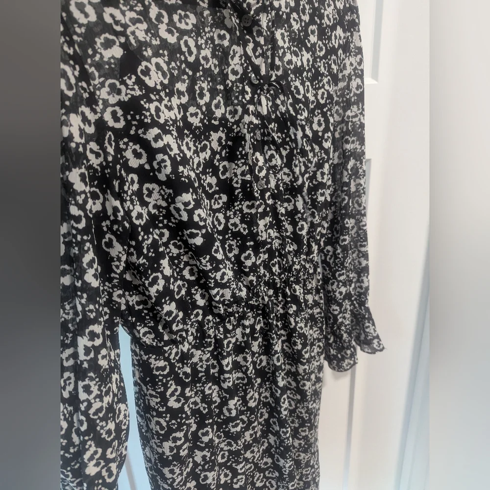 Chic Black and White Floral Mini Dress - Picture 3 of 5